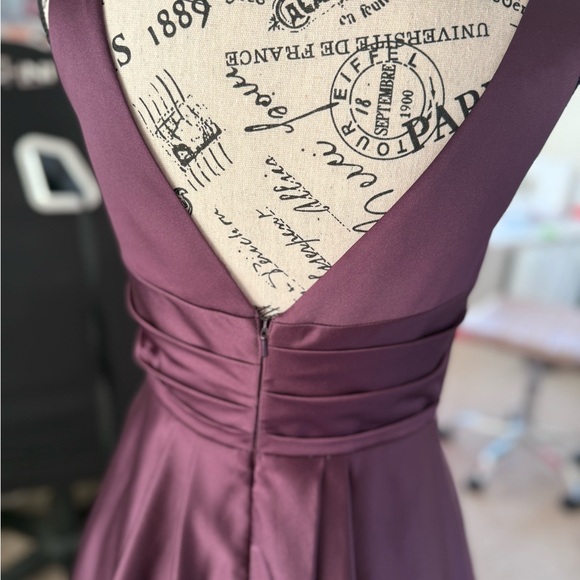 Elegant Purple Bridesmaid Gown With Pockets - Picture 4 of 5